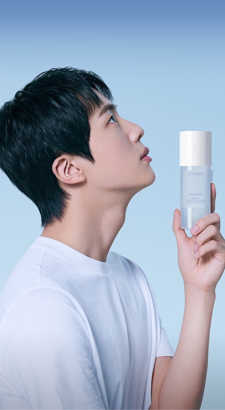 BTSメンバーのジンがジェルクリームスキンローション製品を持っている姿